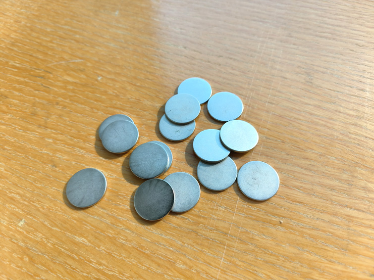 外观镀镍铁氧体圆片磁铁样品图片实拍