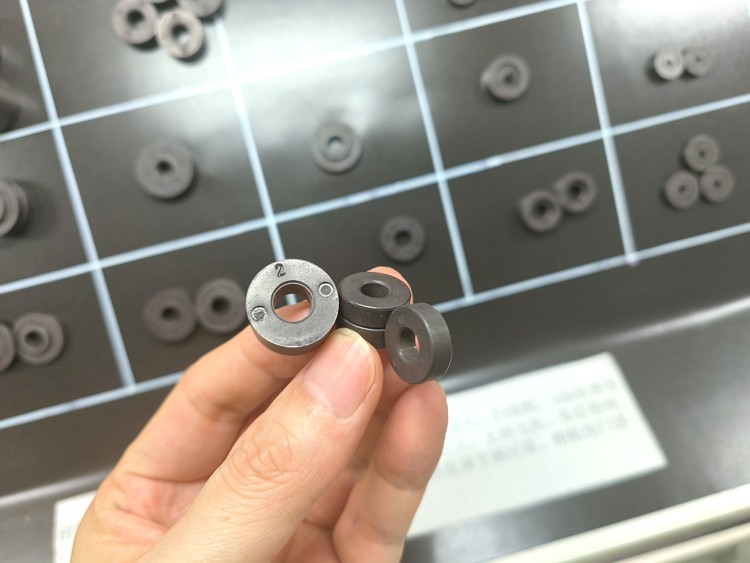 径向充磁内径（内孔）6mm的铁氧体磁环